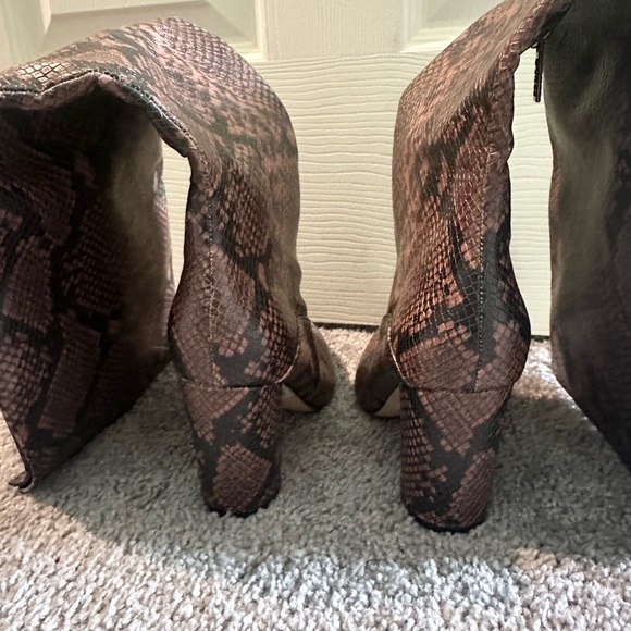 New Guess Brown/black Snakeskin Faux Leather Boots sz 6.5 - Picture 2 of 8